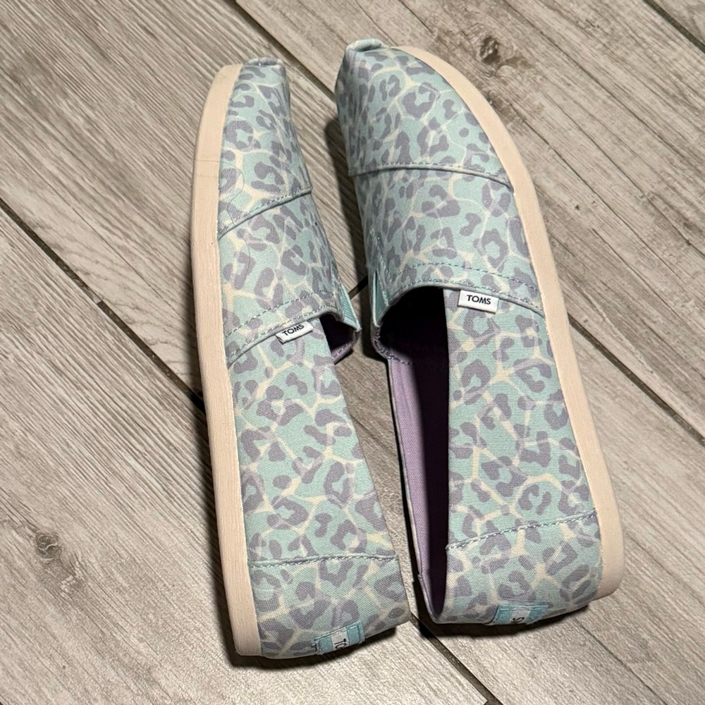 TOMS Women's Blue and Purple Leopard Print Alpargata Slip Ons. Size 8W. EUC